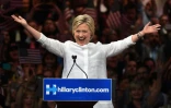 La candidate démocrate à la primaire américaine Hillary Clinton salue la foule à New York le 7 juin 2016