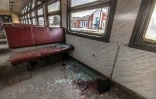 L'intérieur d'un wagon de train après la frappe d'un missile attribuée aux forces russes sur la gare de Kramatorsk, le 8 avril 2022 dans la région du Donbass, dans l'est de l'Ukraine