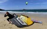 Un homme se prépare pour une sortie en kite-surf sur la plage de Douarnenez, ouest de la France, le 14 mai 2020