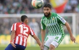Le milieu français du Betis Nabil Fékir (d) contre l'Atlético Madrid, le 22 décembre 2019 à Séville