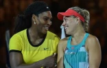Serena Williams (g) plaisante avec Angelique Kerber au moment de la remise des trophées après la finale du simple dames de l'Open d'Australie le 30 janvier 2016 à Melbourne