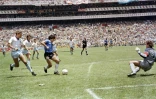 L'Argentin Diego Maradona inscrit son 2e but, lors de la victoire, 2-1 contre l'Angleterre, en quart de finale du Mondial, le 22 juin 1986 à Mexico    