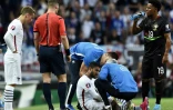 L'attaquant des Bleus Nabil Fékir (c), victime d'une blessure à un genou, est allongé sur la pelouse lors du match amical contre le Portugal, le 4 septembre 2015 à Lisbonne