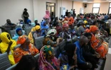 Des proches des victimes du massacre de septembre 2009, lors de l'ouverture du procès dans la capitale guinéenne le 28 septembre 2022