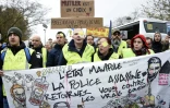 Des "gilets jaunes" défilent à Valencienne le 23 novembre 2019 contre les violences policières