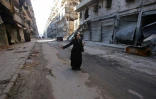Une Syrienne à Alep dans le quartier dévasté où elle avait habité, le 4 décembre 2016