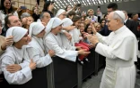 Photo diffusée par les médias du Vatican, le 24 mai 2025, du pape Léon XIV saluant des religieuses avant son audience avec la Curie romaine et les employés du Vatican