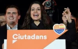Inès Arrimadas, chef de file de Ciudadanos en Catalogne et le leader du parti Albert Rivera (G) célèbrent le résultat des élections à Barcelone, le 21 décembre 2017