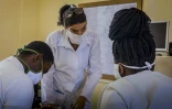 La docteure cubaine Liz Caballero donne un cours à des étudiants de médecine, à La Havane le 5 mai 2020