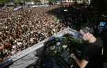 Un DJ lors de la 17e édition de la Techno Parade à Paris le 19 septembre 2015
