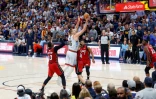 Nikola Jokic (#15), dominant sous le panier, face Ă Bam Adebayo, du Miami Heat, lors de la victoire en finale de NBA des Nuggets, le 12 juin 2023 Ă Denver
