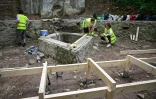 Des étudiants en architecture participent à la reconstruction d'une promenade de la cité thermale de Baile Herculane, le 29 juillet 2025 en Roumanie