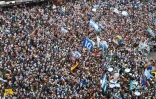 Supporters de l'Argentine à Times Square à New York samedi 18 juillet, à la veille de la finale du Mondial contre l'Espagne.
