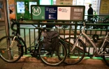Des vélos parqués devant une station de métro le 19 décembre 2019, en pleine grève contre la réforme des retraites