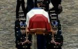 La Garde républicaine porte le cercueil du colonel Arnaud Beltrame lors d'un hommage solennel aux Invalides à Paris le 28 mars 2018
