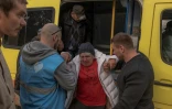 Une habitante évacuée de Lyptsi arrive à un point d'enregistrement à Kharkiv, le 11 mai 2024 en Ukraine