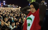 Une manifestante porte un drapeau de la République du Rif lors d'une manifestation le 30 octobre à Al Hoceima en soutien à un vendeur de poisson, broyé par une benne à ordure