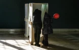 Dans un bureau de vote installé à la gare Kazansky de Moscou, le 18 mars 2018