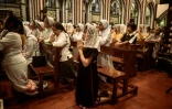 Des fidèles catholiques prient à la cathédrale Sainte-Marie de Rangoun au lendemain du décès du pape François, le 22 avril 2025 en Birmanie