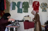 La couturière Rahima Alavi brode à la machine à coudre une écharpe dans sa boutique à Bamiyan, le 26 janvier 2026 en Afghanistan