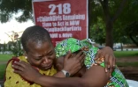 La coordinatrice du collectif "Bring Back Our Girls", Obby Ezekwesili (à g.), tente de consoler la mère d'une fille qui apparaît dans la vidéo diffusée paar Boko Haram, le 14 août 2016 à Abuja