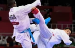 Le Saoudien Tareg Hamedi (g) affronte le Japonais Ryutaro Araga lors du tournoi olympique de karaté kumite réservé aux plus de 75 kg, le 7 août 2021 à Tokyo