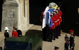 Le cercueil du prince Philip d'Edimbourg est porté à l'intérieur de la chapelle du château de Windsor le 17 avril 2021