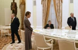 Des candidats malheureux à la présidentielle russe face à Vladimir Poutine l'attendent au Kremlin, le 19 mars 2018