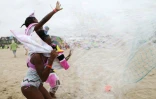 Des enfants invités à Deauville par le Secours populaire dans le cadre des "Journées des oubliés des vacances", le 23 août 2017