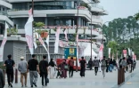 Des touristes et fonctionnaires dans une rue à Ibu Kota Nusantara (IKN), la nouvelle capitale prévue de l'Indonésie, le 15 août 2025