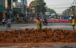 Une barricade dressée par des manifestants pro-démocratie à Rangoun, le 9 mars 2021