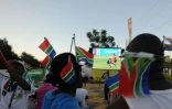 Des supporters sud-africains suivent sur un écran en plein air le match de la CAN contre l'Angola, le 23 janvier 2013 à Rustenburg 