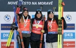 (de gauche à droite) La biathlète italienne Lisa Vittozzi, deuxième, la lauréate française Julia Simon et la Française Justine Braisaz-Bouchet, troisième, sur le podium de la poursuite femmes des Mondiaux de biathlon à Nove Mesto, République Tchèque, le 11 février 2024