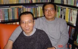 Photo prise le 14 mars 2005 à Canton de Liu Xiaobo (g), prix Nobel de la Paix 2010 et de son frère Liu Xioaxuan