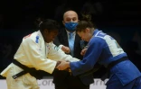 La judoka française Clarisse Agbegnenou (g) salue son adversaire, l'Autrichienne Magdalena Krssakova, en finale du Championnat d'Europe, à Prague, le 20 novembre 2020