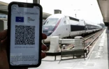 Un voyageur montre son pass sanitaire à la gare de Lyon, le 9 août 2021 à Paris