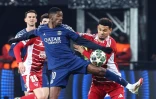 Les Brestois Kenny Lala (à droite) et Pierre Lees-Melou (caché) à la lutte avec Ousmane Dembélé en barrage aller de la Ligue des champions le 11 février 2025. Les Bretons ont encore un match retour à jouer dans huit jours à Paris mais leur défaite 3-0 a probablement mis fin à leur belle épopée