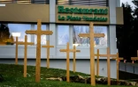 Un faux cimetière installé devant le siège de l'Association des propriétaires de cafés, restaurants et hôtels, le 13 janvier 2021 à Lausanne, en Suisse