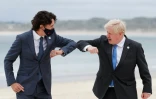 Les Premiers ministres canadien Justin Trudeau et britannique Boris Johnson se saluent à l'ouverture du sommet du G7 à Carbis Bay, en Cornouailles anglaises, le 11 juin 2021