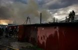 Des pompiers ukrainiens en action après un bombardement à Kharkiv, dans l'est de l'Ukraine, le 27 avril 2022
