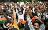 Des partisans du "parti des cafards" célèbrent à New Delhi la démission du ministre indien de l'Education, Dharmendra Pradhan, dont les étudiants exigeaient le départ en raison d'une série de fraudes aux examens universitaires, le 25 juillet 2026