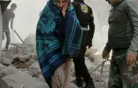 Des personnes évéacuées après un bombardement le 22 avril 2016 à Alep