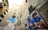 Peinture mural et photos de Diego Maradona, dans le quartier Spagnoli à Naples, le 20 novembre 2019