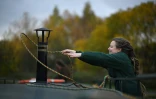 Ania Neisser de l'entreprise sociale Navvies' Barge navigue sur le canal Forth and Clyde à Glasgow, le 11 novembre 2021