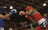 Boxe
Le champion du monde Réunionnais Willy Blain (en rouge) remporte logiquement la finale des moins de 64 kilos contre le Mauricien Médor 
Photo Noël Thomas