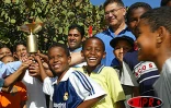 Mardi 19 août 2003 -
Des dizaines d'enfants ont assisté au départ de la Flamme du Barachois