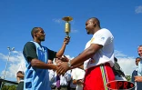 Mardi 19 août 2003-
Le boxeur réunionnais Willy Blain (à gauche) transmet la Flamme des Jeux au judoka mauricien Antonio Félicité