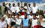 Mardi 19 août 2003 -
Photo de groupe des relayeurs qui ont ensuite conduit la Flamme du Barachois (Saint-Denis) à l'aéroport Roland Garros (Sainte-Marie)