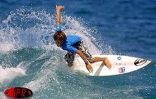 Le Réunionnais Jérémy Florès champion de France et d'Europe minimes de surf, en vacances dans son île en décembre 2001