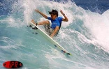 Le Réunionnais Jérémy Florès champion de France et d'Europe minimes de surf, en vacances dans son île en décembre 2001